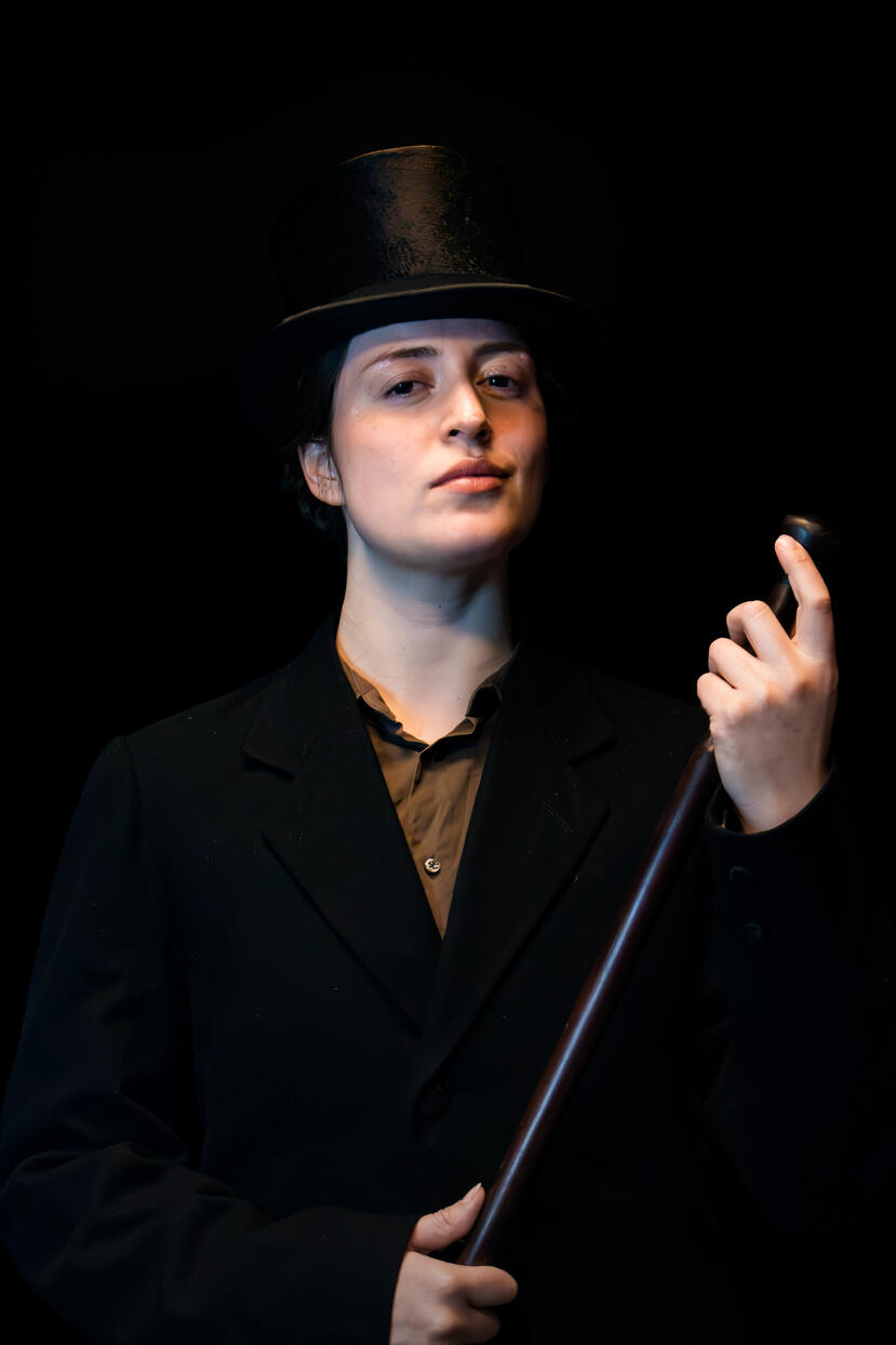 Raisa Riemens as Lord Henry Wotton and Lady Victoria Wotton